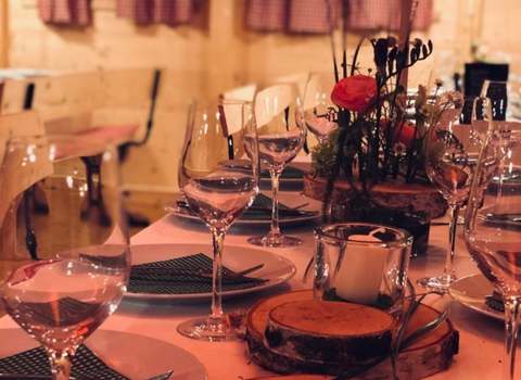 Gedeckter Tisch mit Weingläsern und Dekoration